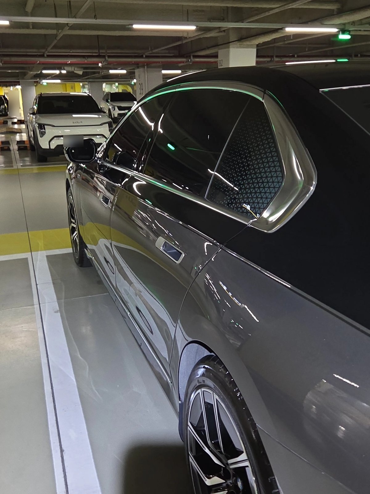 카라멜 작업 예시: 지하주차장에서 세차를 마친 BMW i7 옆면